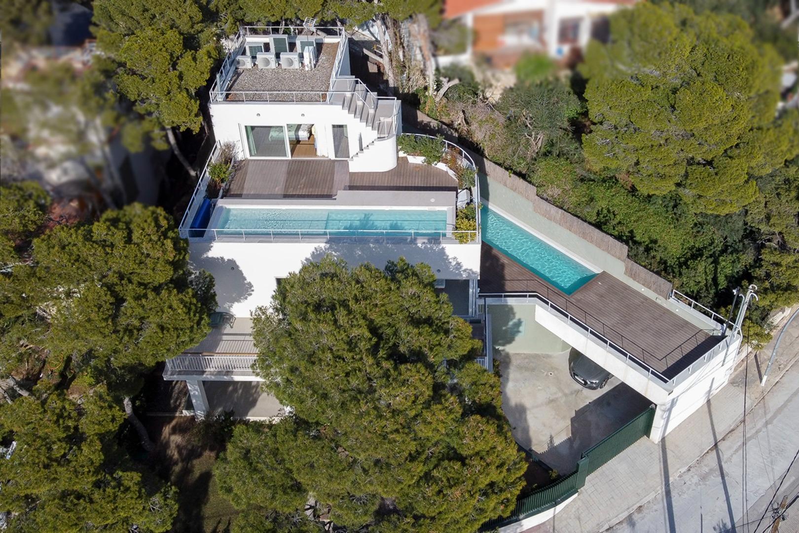 Descubre el lujo y la elegancia en esta impresionante residencia ubicada en la prestigiosa Urbanización Bellamar de Castelldefels. Amplitud y lujo: En sus 379 metros...<br><br>