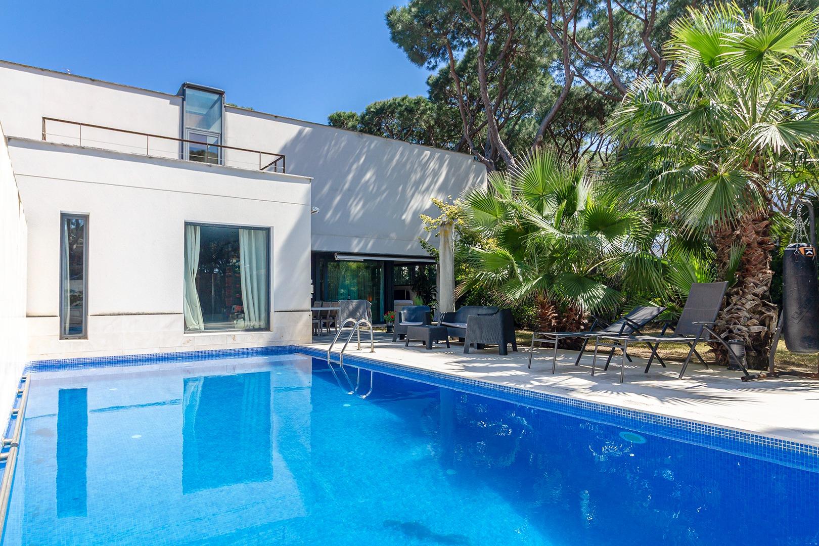En el corazón de Gavà Mar, un enclave residencial privilegiado junto al mar, se encuentra esta espectacular villa que combina serenidad, elegancia y conexión con la vibrante Barcelona...<br><br>